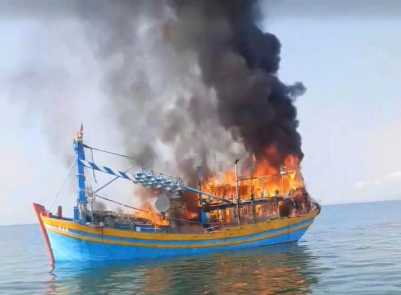 Tàu cá bị cháy vì rò rỉ khí gas, rất may không có người thương vong. (Ảnh: Pháp luật TP.HCM)