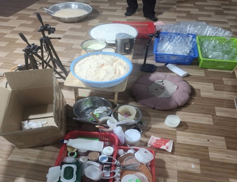 Bên trong cơ sở sản xuất kem trộn ủ trắng da bằng bột gạo và hóa chất. Ảnh: Công an Gia Lai