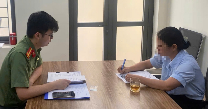 Công an xã Vĩnh Thanh làm việc với trường hợp vi phạm. (Ảnh: Công an Hà Nội)