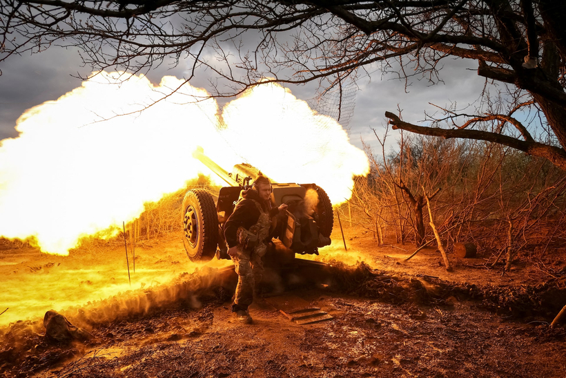 Ukraine căng mình đối phó đòn tấn công dồn dập của Nga. Ảnh: Reuters