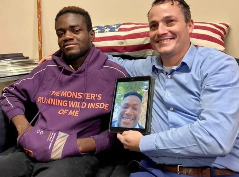 Ông Stephen Ira Adams (phải) và Isaac, em trai của Anderson ở bang Louisiana (Mỹ). Ảnh:&nbsp;CBS News