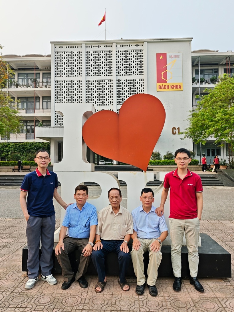 Giai đoạn học tại Đại học Bách khoa Hà Nội, anh Việt có sự hỗ trợ từ "mạng lưới cựu sinh viên" là chính các thành viên trong gia đình. Ảnh: Dân trí