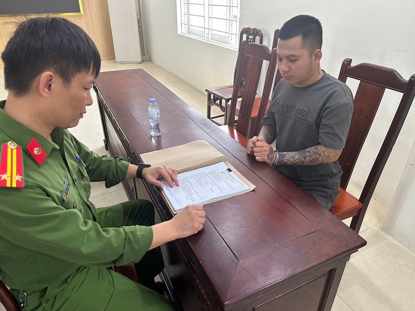 Đối tượng Trương Quyết Thắng tại cơ quan Công an. Ảnh: Công an tỉnh Lào Cai.