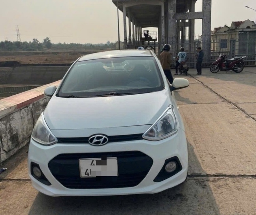 Chiếc xe ô tô nam thanh niên để lại trên bờ hồ. (Ảnh: Người lao động)