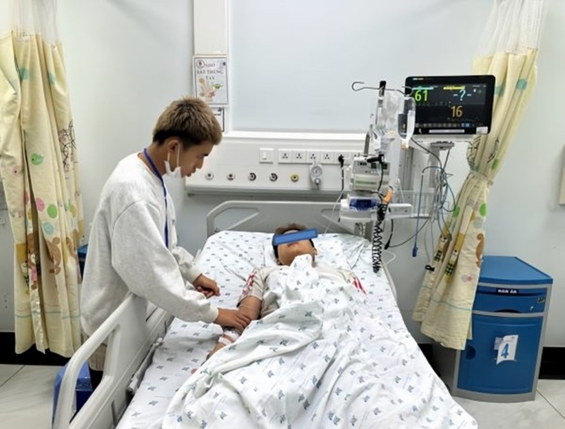 Sau gần một tuần điều trị, tình trạng cải thiện bệnh nhi rõ rệt, sức cơ tứ chi phục hồi gần như hoàn toàn. Ảnh: ZNews