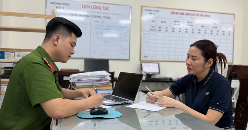 Công an lấy lời khai của Lê Thị Thùy Trang. (Ảnh: CA)