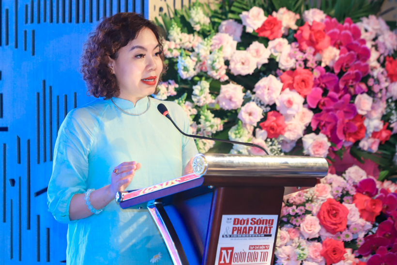 Bà Đinh Quỳnh Anh - Phó Ban Nghiệp vụ và Truyền thông, Hội Nhà báo Việt Nam phát biểu tại tọa đàm.