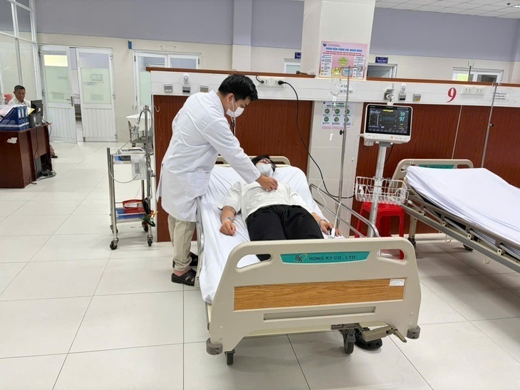 Công nhân nhập viện cấp cứu Bệnh viện Đa khoa Bình Chánh sau dùng bữa cơm trưa tại công ty. Ảnh: Tuổi trẻ