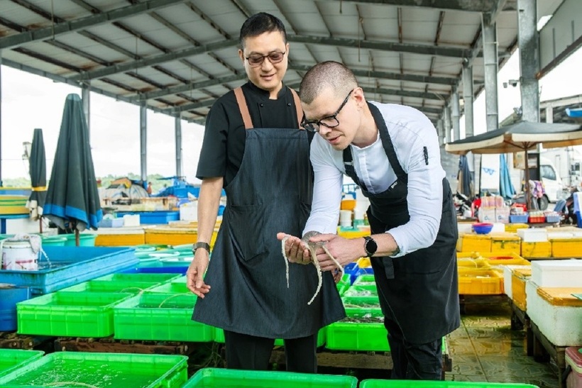 Bếp trưởng điều hàng Radisson Blu Resort Cam Ranh và Đầu bếp khách mời từ Nga.