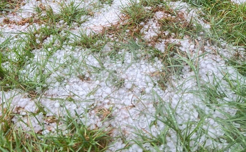 Mưa đá bất thường ở xã Tu Mơ Rông với cường độ lớn. (Ảnh: Tuổi trẻ)