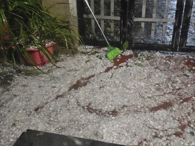 Mưa đá hạt lớn trút xuống Bắc Hà. (Ảnh: VnExpress)