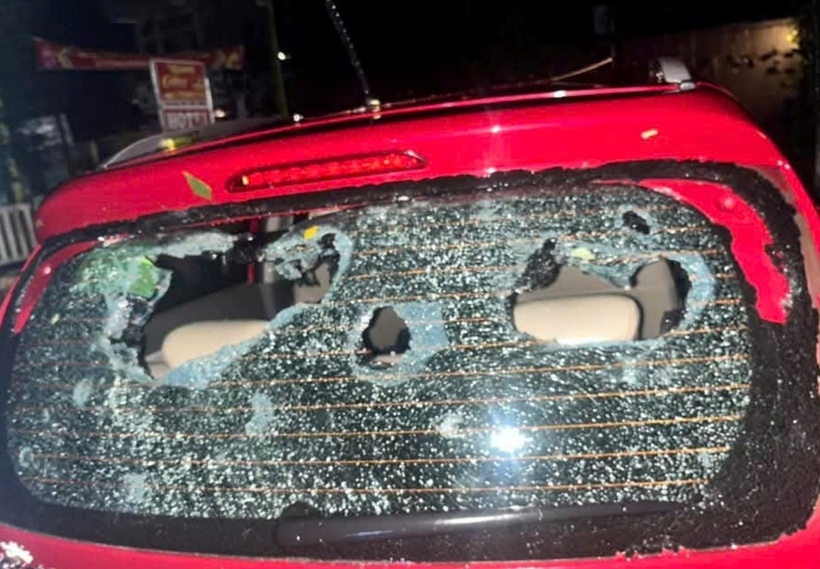 Kính ôtô vỡ do mưa đá ở Bắc Hà. (Ảnh: VnExpress)