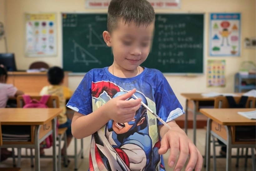 Cô giáo phạt học sinh tự dùng kim tiêm chích vào tay. (Ảnh minh hoạ: Dân trí)