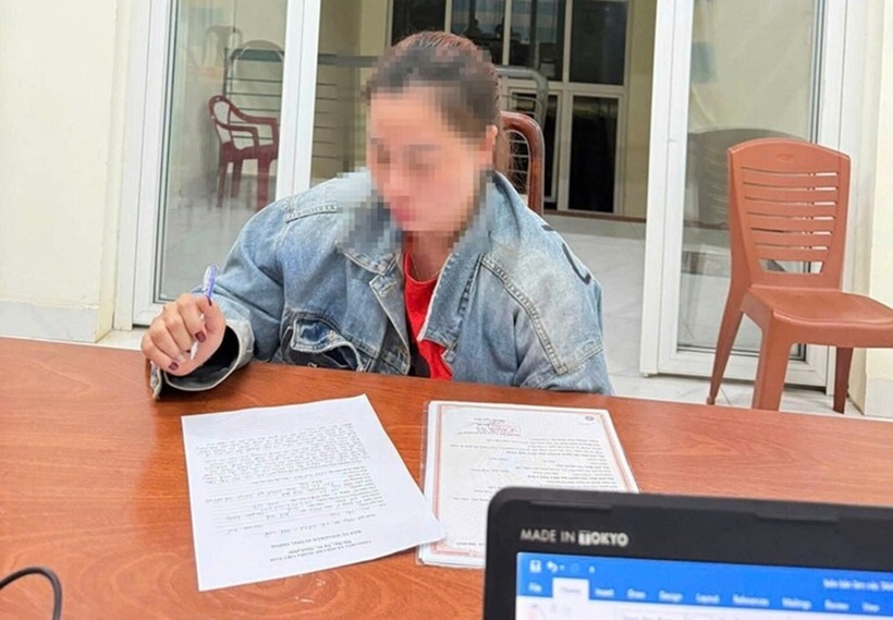 Bà T. được mời lên trụ sở công an làm việc sau clip "bạo hành" con nhỏ. Ảnh: VTC News