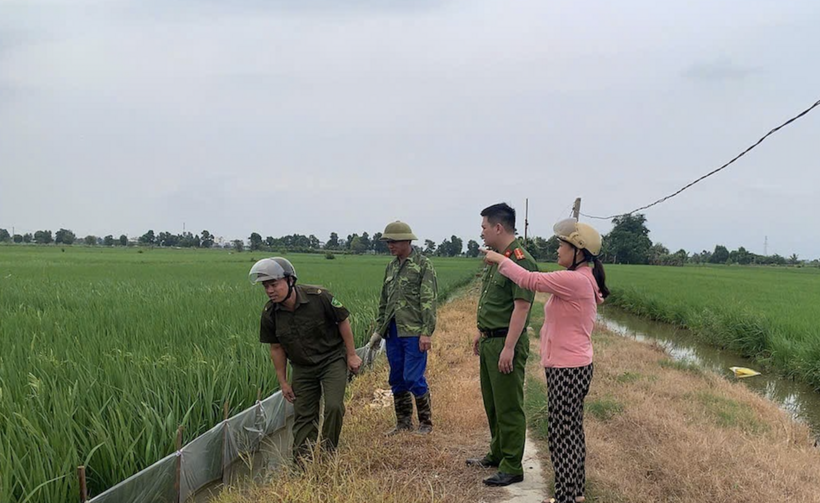 Lực lượng chức năng tuyên truyền cho các hộ dân về việc nghiêm cấm các tổ chức, cá nhân sử dụng điện dưới mọi hình thức để bẫy, bắt, diệt chuột. Ảnh CACC