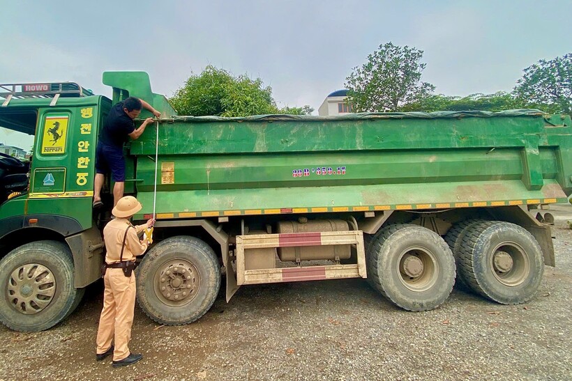 Lực lượng CSGT tiến hành đo kiểm phương tiện vi phạm.