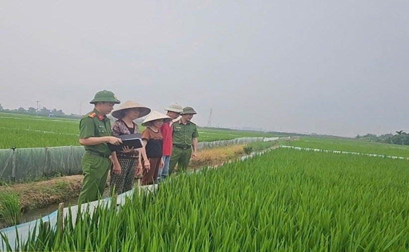 Công an thành phố tuyên truyền nhân dân không sử dụng giăng điện bẫy chuột. (Ảnh: Công an TP.Hải Phòng)