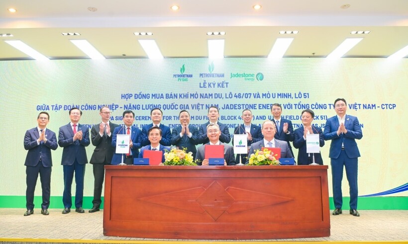 Phó Tổng Giám đốc Petrovietnam Lê Mạnh Cường; Tổng Giám đốc Công ty Jadestone Energy Thomas Mitchell Little; Phó Tổng Giám đốc PV GAS Huỳnh Quang Hải ký kết hợp đồng mua bán khí mỏ Nam Du - U Minh