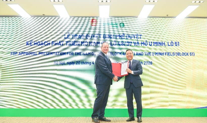 Thứ trưởng Bộ Công Thương Nguyễn Hoàng Long trao quyết định phê duyệt phát triển các mỏ cho Công ty Jadestone Energy