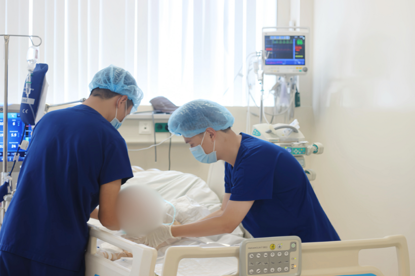 Bác sĩ Trần Thái Bảo cùng ê-kíp chăm sóc cho bệnh nhi.