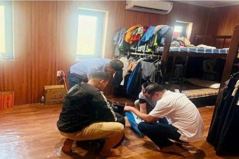 Cơ quan công an khám xét nơi lưu trú của đối tượng bị truy nã đặc biệt nguy hiểm. Ảnh: Công an tỉnh Đắk Lắk