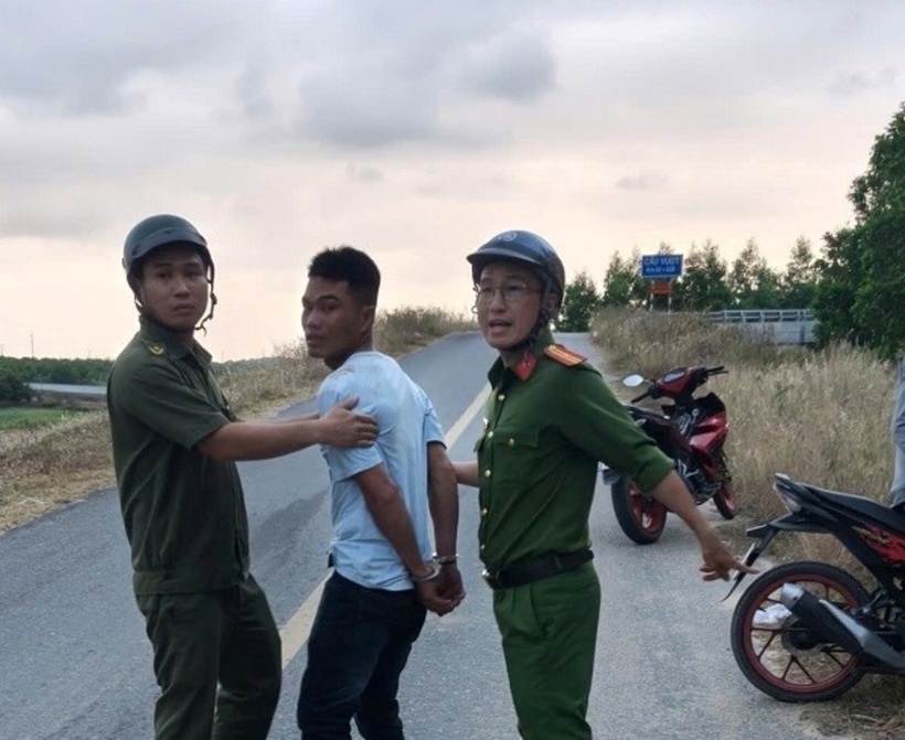 Lực lượng công an tổ chức vây bắt người chồng dùng dao tấn công vợ tử vong. (Ảnh: Công an Khánh Hòa)