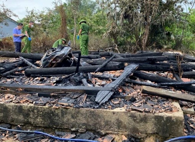 Cháy nhà xảy ra ở Quảng Trị khiến ngôi nhà gỗ bị thiêu rụi. (Ảnh: Viện Kiểm sát nhân dân khu vực 2)