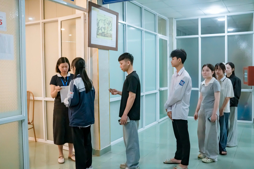 Thí sinh kiểm tra thông tin trước khi vào phòng thi – HSA 604 Trường ĐH Thái Bình. Ảnh: VNU