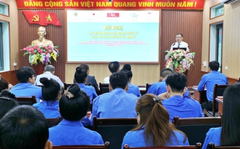 Luật gia Hà Huy Từ – Giám đốc Trung tâm Tư vấn pháp luật cho người nghèo và Phát triển cộng đồng thông tin tại hội nghị.