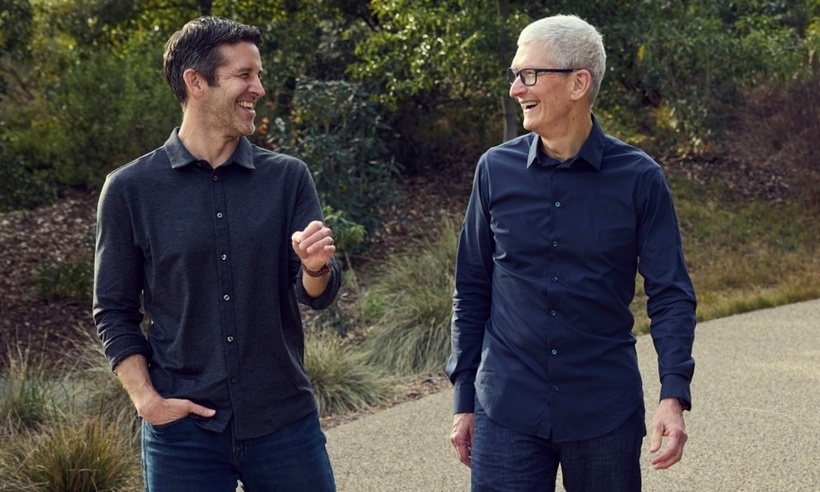 John Ternus và Tim Cook tại trụ sở Apple Park. (Ảnh: Apple)