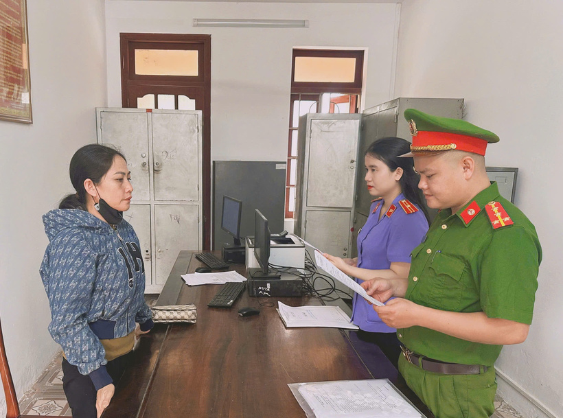 Lực lượng chức năng đọc quyết định khởi tố bị can đối với Phạm Thị Thiết.