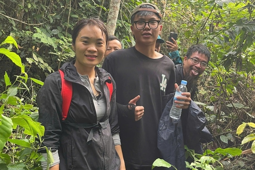 Chị Loan cùng các thành viên trong cộng đồng yêu chạy bộ địa hình Việt Nam đã tích cực cùng cơ quan chức năng tham gia tìm kiếm nam sinh. Ảnh: Dân trí