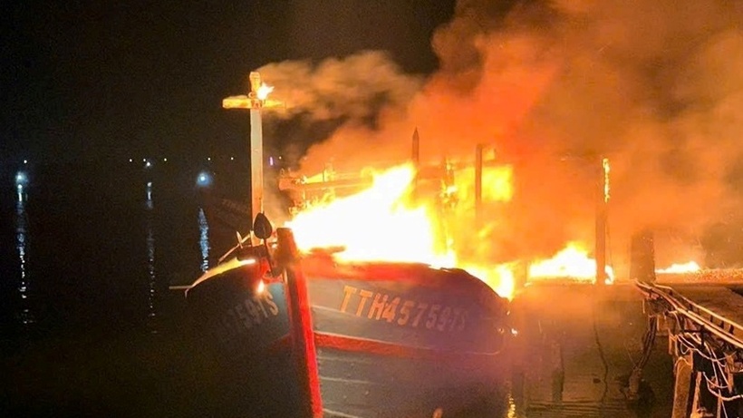 Tàu cá bốc cháy. (Ảnh: QĐND)