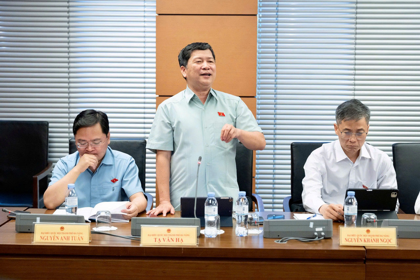 ĐBQH Tạ Văn Hạ phát biểu tại tổ.