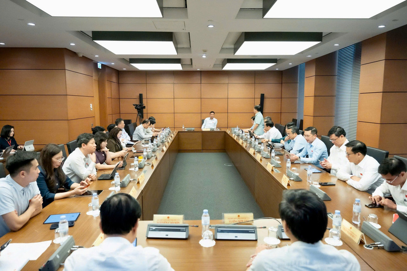 Quang cảnh phiên thảo luận tổ chiều 21/4.