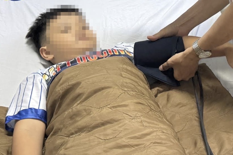 Trẻ ngộ độc mủ hoa sứ vào viện điều trị. Ảnh: Dân trí