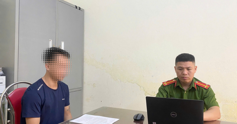 Cán bộ Công an phường Vạn Xuân làm việc với đối tượng N.V.T. (Ảnh: Công an phường Vạn Xuân)