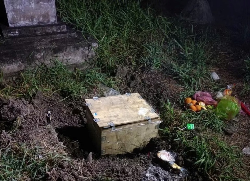 Thi thể bé sơ sinh trong thùng bỏ tại khu mộ. (Ảnh: Tiền phong)