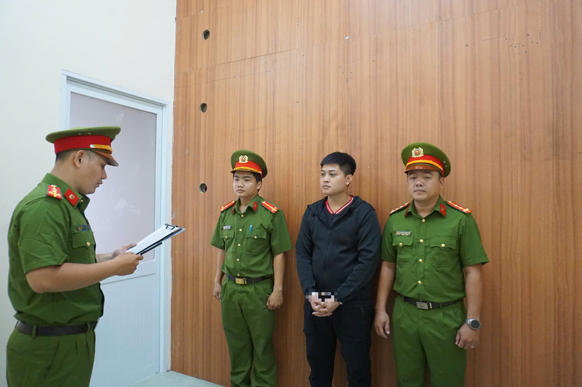 Cơ quan công an đọc lệnh khởi tố và ra quyết định tam giam đối với đối tượng Hoàng Đúc Huy. Ảnh: Tuổi Trẻ