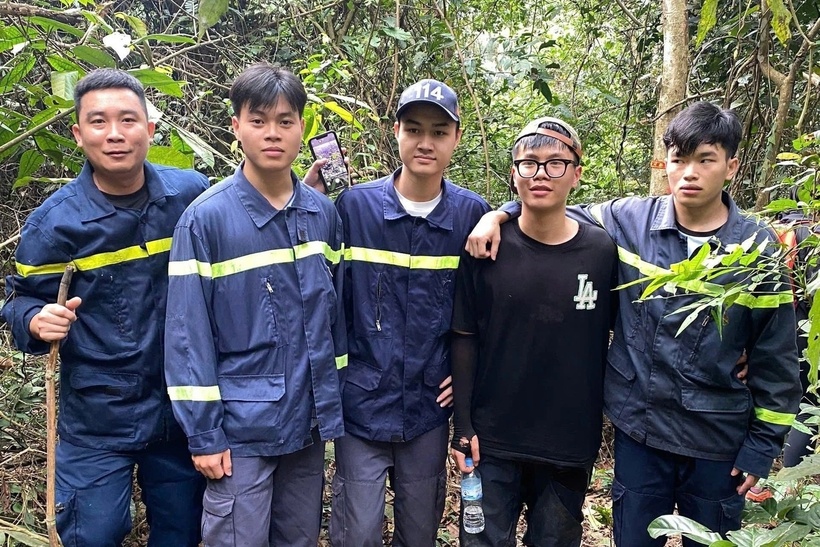 Sinh viên Nguyễn Tuấn Anh (thứ hai từ phải sang) được tìm thấy sáng 21/4 trên núi Tam Đảo. Ảnh: Dân trí