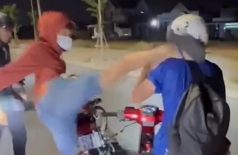 Đoạn clip ghi cảnh thiếu niên 16 tuổi bị đánh khi trên đường đi học về. (Ảnh: Pháp luật TP.HCM)