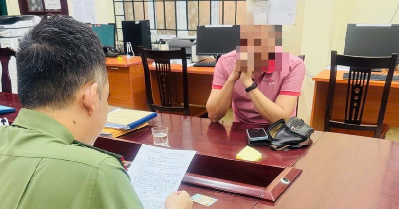 Công an phường Chương Mỹ lập hồ sơ xử phạt VPHC đối với T.Đ.Q. (Ảnh: Công an Hà Nội)