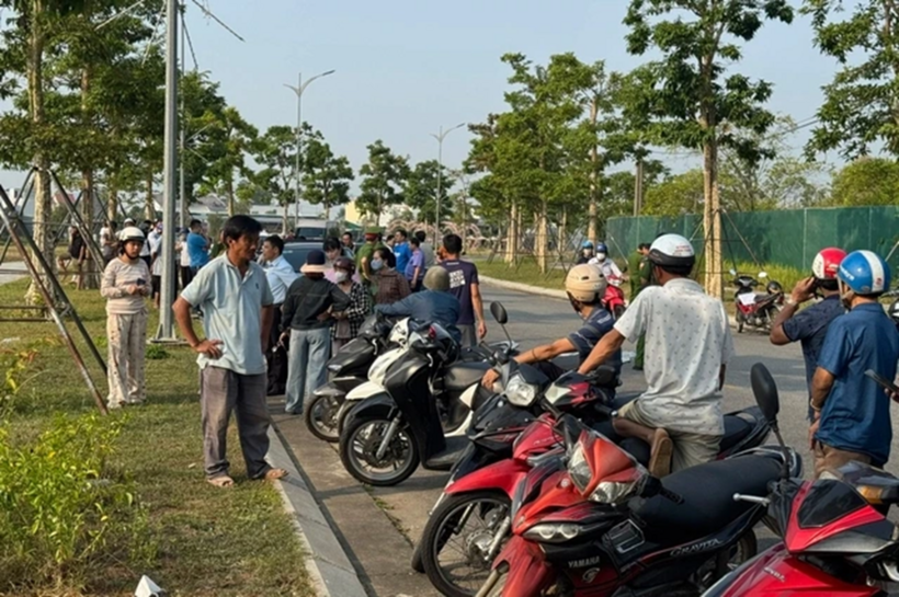 Rất đông người dân đứng trên bờ hồ theo dõi vụ việc. Ảnh: Thanh Niên