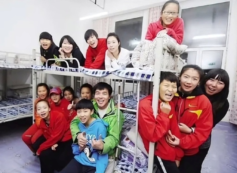 Các em sống trong ngôi nhà chung do anh Bai thuê. Ảnh: SCMP