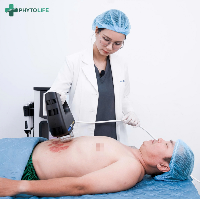 Bác sĩ Vy trực tiếp điều trị cho bệnh nhân mắc bệnh da liễu