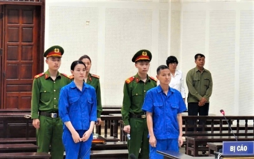 Bị cáo Vũ Ngọc Linh và bị cáo Bùi Ngọc Thắng tại phiên tòa. (Ảnh: Bảo vệ pháp luật)