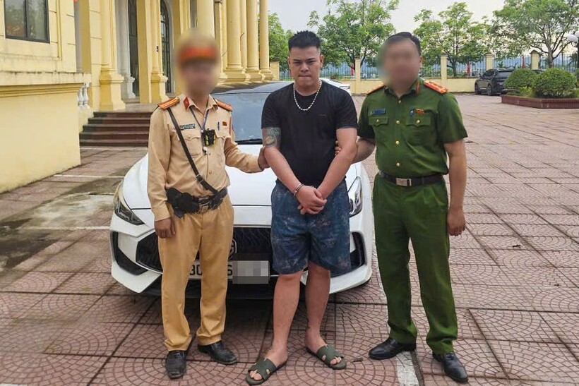 Đối tượng V cùng phương tiện liên quan tại Cơ quan Công an.