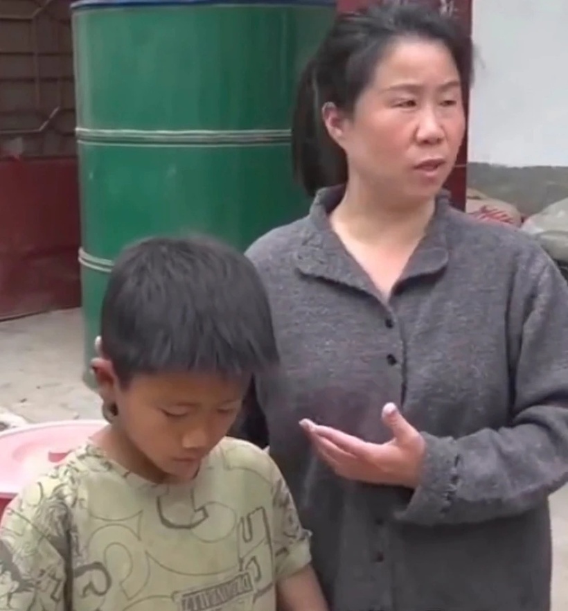 Tử Thần cùng cô giáo. Ảnh: Weibo