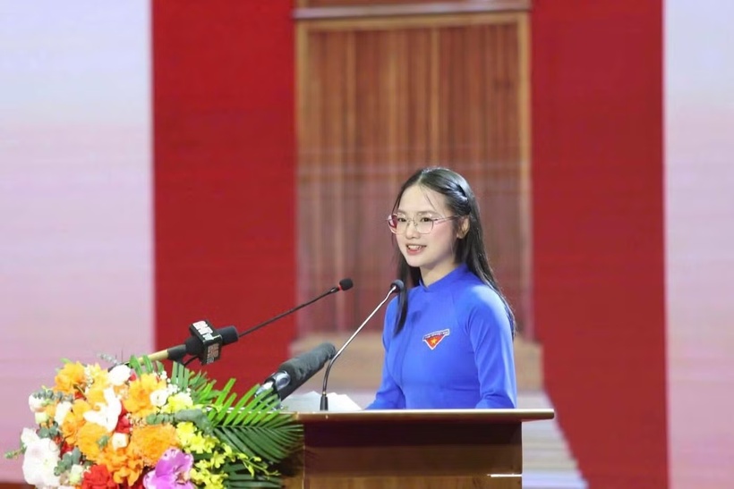 Em Bùi Hà Vy phát biểu tại Lễ kỷ niệm 120 năm Ngày sinh cố Tổng Bí thư Hà Huy Tập. Ảnh: Tiền phong