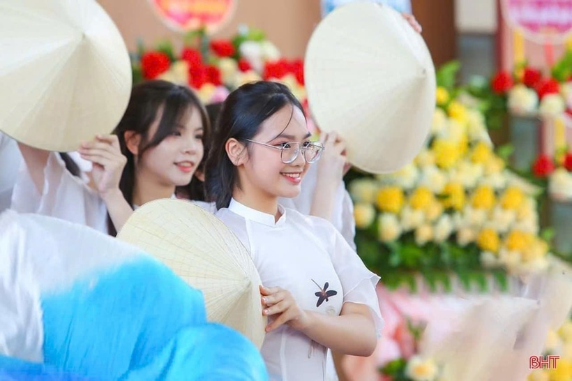 Nữ sinh trường chuyên có thành tích học tập rất đáng nể. Ảnh: Báo Hà Tĩnh